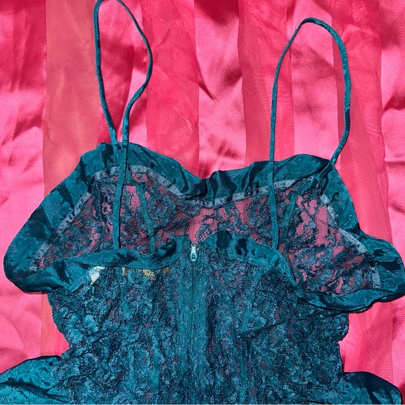 Vintage Victoria’s Secret Gold Label Completely Lace Elegant Ruffle Bodysuit - Picture 10 of 16